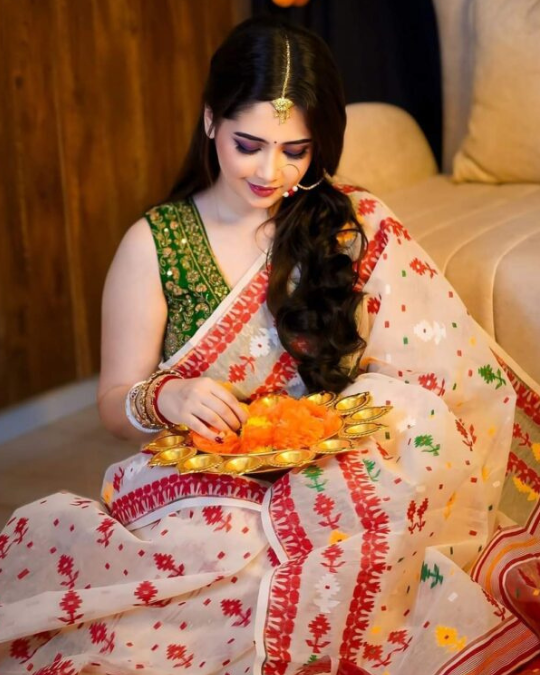 আলাদা ব্লাউজ পিস সহ নকশী প্রিন্ট শাড়ী