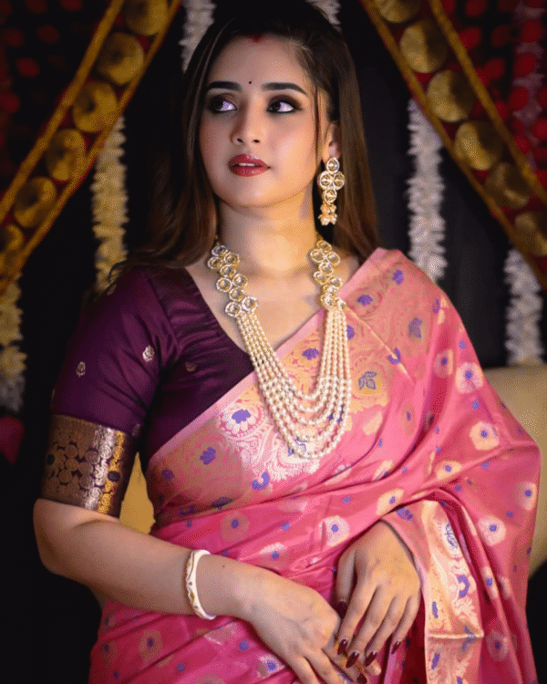 আলাদা ব্লাউজ পিস সহ সফট সিল্ক পিঙ্ক কাতান শাড়ি