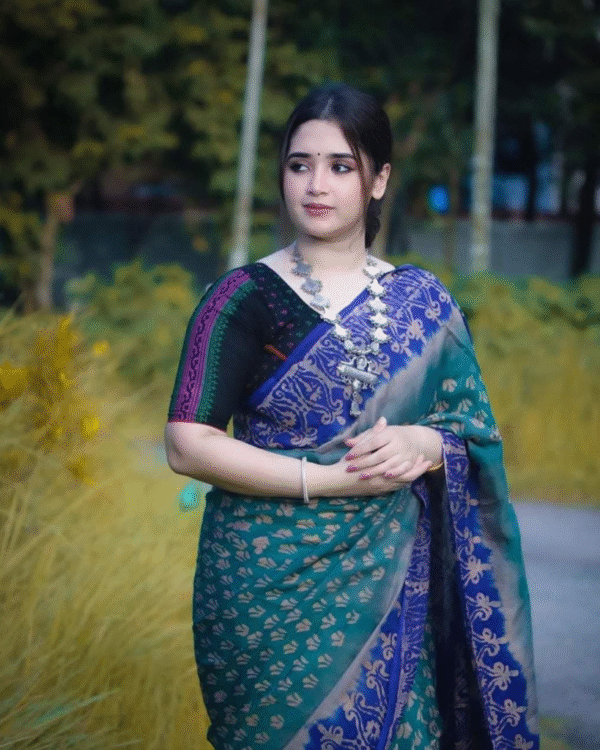 আলাদা ব্লাউজ পিস সহ চান্দুরি গ্রে প্রিন্ট শাড়ি