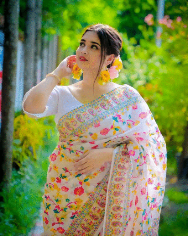 আলাদা ব্লাউজ পিস সহ চান্দুরী গ্রে ভাইরাল আফসান প্রিন্ট শাড়ী