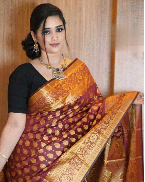 আলাদা ব্লাউজ পিস সহ স্ট্রবেরি কাতান শাড়ি