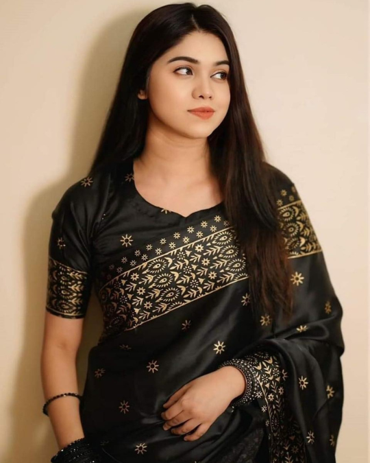 আলাদা ব্লাউজ পিস সহ জাপানি সিল্ক শাড়ী-কালো