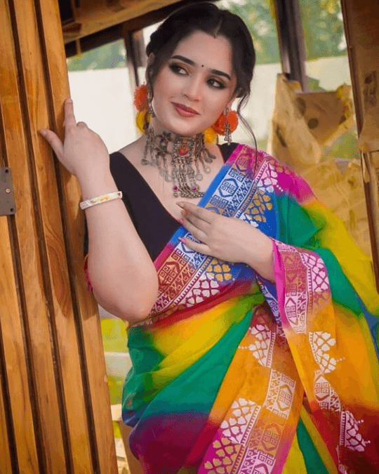 আলাদা ব্লাউজ পিস সহ রংধনু ব্লক প্রিন্ট শাড়ি